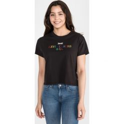 Levi's® Graphic Varsity Koszulka Czarny. Czarne koszulki damskie s, z haftami, z bawełny, bez kołnierzyka. Za 154,95 zł.