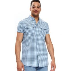 Koszula w kratę regular fit. Zielone koszule męskie Top Secret, na lato, m, bez wzorów, z bawełny, z kontrastowym kołnierzykiem, z krótkim rękawem. W wyprzedaży za 29,99 zł.