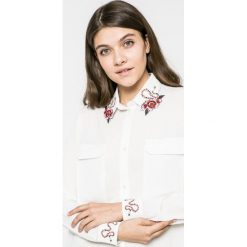 Desigual - Koszula. Białe koszule damskie Desigual, na co dzień, s, bez wzorów, z elastanu, casualowe, bez kołnierzyka, z długim rękawem. W wyprzedaży za 159,90 zł.
