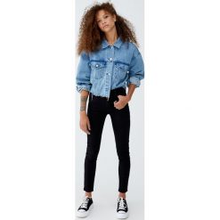 Jeansy comfy fit. Czarne jeansy damskie relaxed fit marki Pull&Bear. Za 79,90 zł.