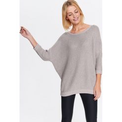 SWETER DAMSKI BŁYSZCZĄCY O LUŹNYM KROJU. Różowe swetry damskie Top Secret, na zimę, bez wzorów, z dzianiny, eleganckie, bez rękawów, bez kaptura. W wyprzedaży za 59,99 zł.