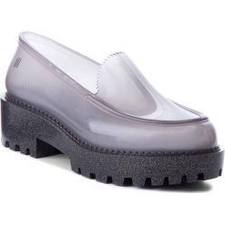 Półbuty MELISSA - Panapana Ad 31990 Smoke 06005. Szare półbuty damskie Melissa, na co dzień, bez wzorów, z tworzywa sztucznego, bez obcasa, na obcasie, bez zapięcia. W wyprzedaży za 279,00 zł.