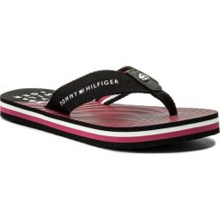 Japonki TOMMY HILFIGER - Essential Stripe Beach Sandal FW0FW02378 Black 990. Czarne klapki damskie TOMMY HILFIGER, bez wzorów, ze skóry, bez obcasa. W wyprzedaży za 119,00 zł.