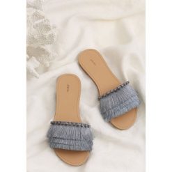 Niebieskie Klapki Peach Puff. Niebieskie klapki damskie Born2be, bez wzorów, bez obcasa, na płaskiej podeszwie. W wyprzedaży za 29,99 zł.