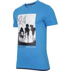 T-shirt męski TSM004 - jasny niebieski. Niebieskie koszulki męskie marki 4f, m, bez wzorów, z bawełny, bez kołnierzyka, krótkie. W wyprzedaży za 34,99 zł.
