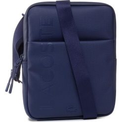 Saszetka LACOSTE - M Flat Crossover Bag NH3135PO Blue Depths D55. Niebieskie torby męskie skórzane Lacoste, bez wzorów, ze skóry ekologicznej, młodzieżowe. W wyprzedaży za 279,00 zł.
