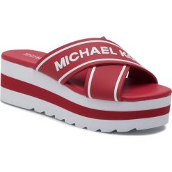 Klapki MICHAEL MICHAEL KORS - Demi Sport Sandal 40S9DEFA2Q Bright Red. Czerwone klapki damskie MICHAEL Michael Kors, bez wzorów, ze skóry, bez obcasa, na obcasie. W wyprzedaży za 339,00 zł.