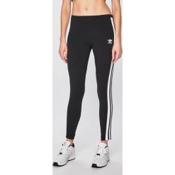 Adidas Originals - Legginsy. Czarne spodnie damskie adidas Originals, bez wzorów, z elastanu. W wyprzedaży za 129,90 zł.