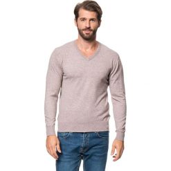 Sweter w kolorze beżowym. Brązowe swetry męskie William de Faye, m, bez wzorów, z kaszmiru, bez kołnierzyka, bez kaptura. W wyprzedaży za 154,95 zł.