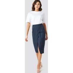 NA-KD Trend Asymetryczna spódnica w prążki - Blue. Niebieskie spódniczki damskie marki NA-KD Trend, bez wzorów, midi, asymetryczne. Za 161,95 zł.