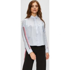 Tommy Jeans - Koszula. Białe bluzki damskie marki Tommy Jeans, s, w paski, z bawełny, klasyczne, z klasycznym kołnierzykiem, z długim rękawem. W wyprzedaży za 219,90 zł.