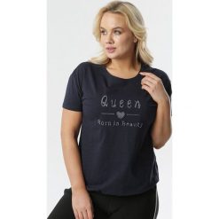 Granatowy T-shirt Melara. Niebieskie bluzki damskie Born2be, xl, z napisami, z okrągłym kołnierzem, z krótkim rękawem. Za 49,99 zł.