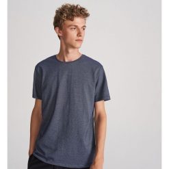 T-shirt ze strukturalnej dzianiny - Granatowy. Niebieskie t-shirty męskie Reserved, s, bez wzorów, z dzianiny, bez kołnierzyka. Za 49,99 zł.