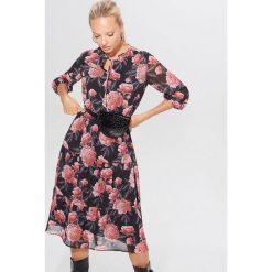Midi sukienka z wiązaniem - Czarny. Czarne sukienki damskie Mohito, bez wzorów, bez kołnierzyka, bez rękawów, midi. Za 199,99 zł.