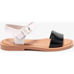 Melissa - Sandały Mar Sandal. Różowe klapki damskie Melissa, bez wzorów, z materiału, bez obcasa, na obcasie. W wyprzedaży za 189,90 zł.