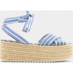 Sandały z tkaniny na platformie. Niebieskie koturny damskie Pull&Bear, bez wzorów, z tkaniny, bez obcasa, na platformie, bez zapięcia. Za 69,90 zł.
