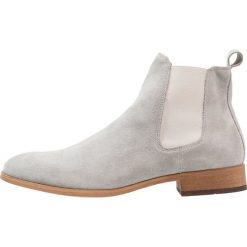 Shoe The Bear CHELSEA Botki light grey. Szare botki męskie marki Shoe The Bear, z materiału. W wyprzedaży za 401,40 zł.
