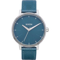 Zegarek kwarcowy "Kensington Leather" w kolorze niebiesko-srebrnym. Niebieskie, analogowe zegarki damskie Nixon, srebrne. W wyprzedaży za 179,95 zł.