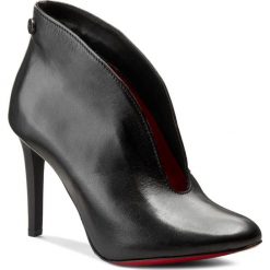 Szpilki CARINII - B3255 E50-000-000-A92. Czarne botki damskie skórzane marki Carinii, eleganckie, na obcasie. W wyprzedaży za 229,00 zł.