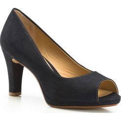 Buty damskie. Czółenka damskie Wittchen, bez wzorów, ze skóry, bez obcasa. W wyprzedaży za 419,90 zł.