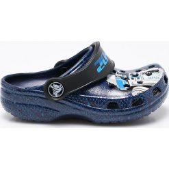 Crocs - Klapki dziecięce Star Wars. Szare klapki chłopięce marki Crocs, z gumy. W wyprzedaży za 119,90 zł.