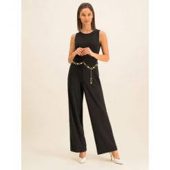 Kombinezon DKNY DD9J1244. Czarne kombinezony damskie DKNY, bez wzorów, z elastanu, bez kołnierzyka, bez rękawów. W wyprzedaży za 489,00 zł.