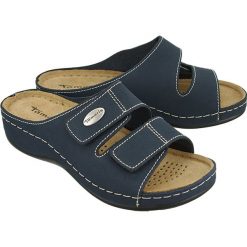 TAMARIS 27510-20 navy, klapki damskie. Niebieskie klapki damskie Tamaris, bez wzorów, bez obcasa. Za 139,90 zł.