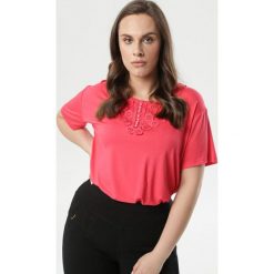 Koralowa Bluzka Marie-Louise. Pomarańczowe bluzki damskie Born2be, na imprezę, xl, z aplikacjami, eleganckie, z okrągłym kołnierzem, z krótkim rękawem. Za 49,99 zł.
