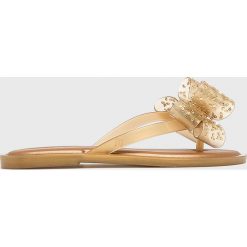 Melissa - Japonki Flip Flop Sweet. Żółte klapki damskie Melissa, bez wzorów, z materiału, bez obcasa, na obcasie. W wyprzedaży za 189,90 zł.