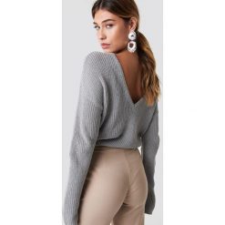 NA-KD Sweter z dzianiny z dekoltem V - Grey. Szare swetry klasyczne damskie marki NA-KD, z dzianiny. Za 121,95 zł.