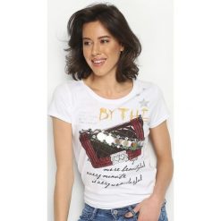Biały T-shirt By The Bag. Białe t-shirty damskie marki Born2be, s, z nadrukiem, z okrągłym kołnierzem. Za 44,99 zł.