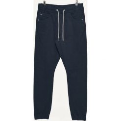 Joggery z kolekcji BASIC - Granatowy. Niebieskie joggery męskie marki Cropp, m. Za 99,99 zł.