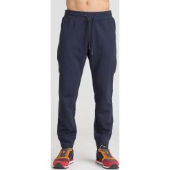 CIEMNOGRANATOWE SPODNIE DRESOWE EMPORIO ARMANI. Niebieskie spodnie męskie Emporio Armani, na imprezę, s, z aplikacjami, z dresówki. Za 510,00 zł.