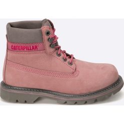 Caterpillar - Botki Colorado (Basic Spice). Szare buty zimowe damskie marki Caterpillar, z materiału, z okrągłym noskiem, na obcasie, na sznurówki. W wyprzedaży za 359,90 zł.