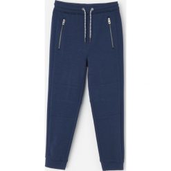 Dresowe joggery z bawełny organicznej - Granatowy. Niebieskie spodnie męskie Reserved, bez wzorów, z bawełny. Za 59,99 zł.