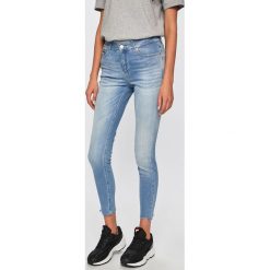 Tommy Jeans - Jeansy Nora. Niebieskie jeansy damskie skinny marki Tommy Jeans, z elastanu. Za 539,90 zł.