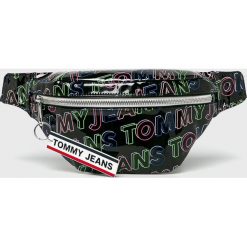 Tommy Jeans - Nerka. Czarne nerki damskie Tommy Jeans, w paski, z jeansu, casualowe, bez dodatków. Za 339,90 zł.