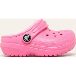 Crocs - Klapki dziecięce. Różowe sandały dziewczęce Crocs, z materiału, bez zapięcia. W wyprzedaży za 89,90 zł.