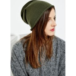 Czapka opadająca z tyłu. Czapki damskie Moodo, bez wzorów. Za 9,99 zł.