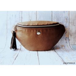 Demi nerka/ saszetka z chwostem. Pomarańczowe nerki damskie Pakamera, z aplikacjami, ze skóry, zdobione, z breloczkiem. Za 119,00 zł.