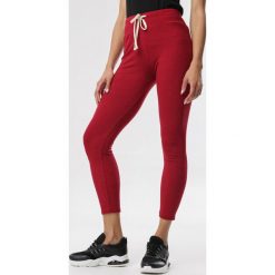 Bordowe Legginsy Kallikea. Czerwone legginsy damskie Born2be, s, bez wzorów. W wyprzedaży za 39,99 zł.