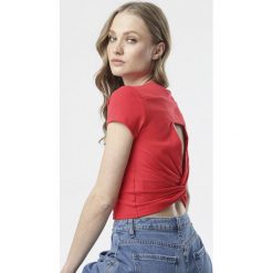 Czerwony T-shirt Nysalane. Czerwone bluzki damskie Born2be, s, bez wzorów, bez kołnierzyka. W wyprzedaży za 39,99 zł.