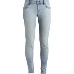 Tommy Jeans MID RISE SKINNY NORA Jeans Skinny Fit lightblue denim. Niebieskie jeansy damskie relaxed fit marki Tommy Jeans, z bawełny. W wyprzedaży za 359,20 zł.