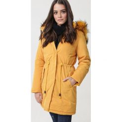 Żółta Dwustronna Kurtka Kinglake. Żółte kurtki damskie Born2be, na zimę, s, bez wzorów, z futra, długie. Za 289,99 zł.
