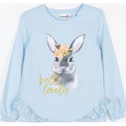 Coccodrillo - Longsleeve dziecięcy 98-122 cm. Niebieskie bluzki dziewczęce COCCODRILLO, z nadrukiem, z dzianiny, z okrągłym kołnierzem, z długim rękawem, długie, bez kaptura. Za 49,90 zł.