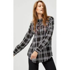 Koszula w kratę z nadrukiem. Czarne koszule damskie Moodo, xl, z nadrukiem, bez kołnierzyka, bez rękawów. Za 49,99 zł.