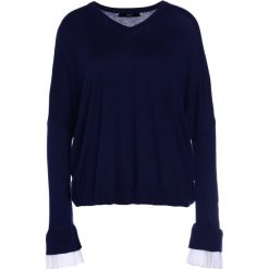Steffen Schraut BOCA RATON PLEATED CUFF Sweter navy. Niebieskie swetry klasyczne damskie marki Steffen Schraut, z poliesteru. W wyprzedaży za 419,50 zł.