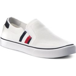 Tenisówki TOMMY HILFIGER - Lightweight Corporate Slip On FM0FM01634 White 100. Białe półbuty męskie skórzane TOMMY HILFIGER, na co dzień, bez wzorów, eleganckie, bez zapięcia. W wyprzedaży za 209,00 zł.