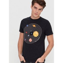 T-shirt z kosmicznym motywem - Czarny. Czarne t-shirty męskie House, s, bez wzorów, bez kołnierzyka. Za 39,99 zł.