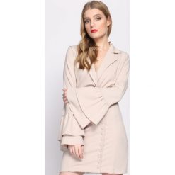 Kremowa Sukienka Burnish. Białe sukienki damskie Born2be, s, bez wzorów, z dzianiny, bez kołnierzyka, z długim rękawem, długie, mini, rozkloszowane. Za 89,99 zł.